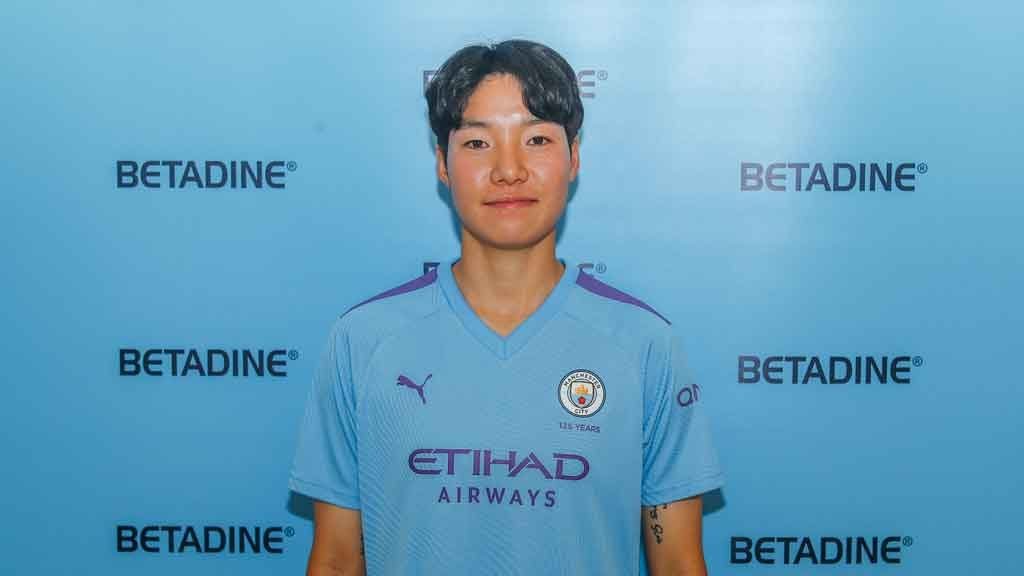 Lee Geum-min wearing Manchester City shirt