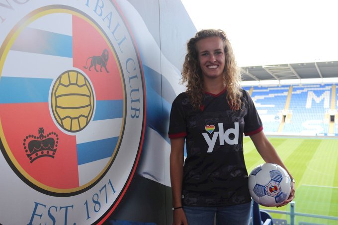 Maxime Bennink in front of Reading FC Crest 