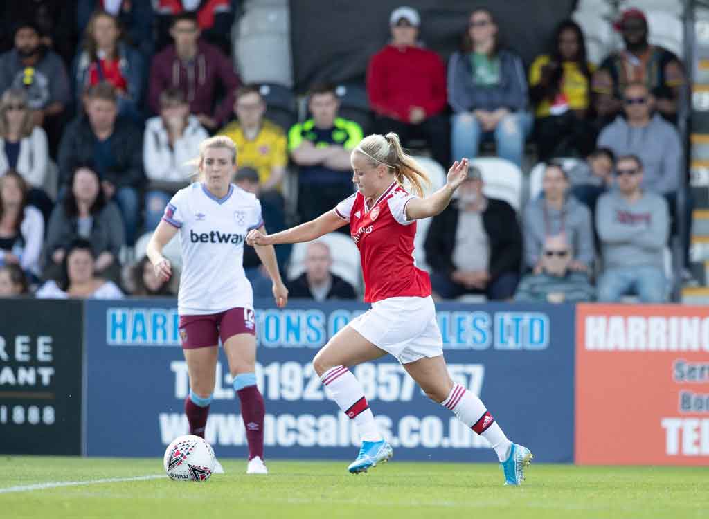 Beth Mead of Arsenal scores. 