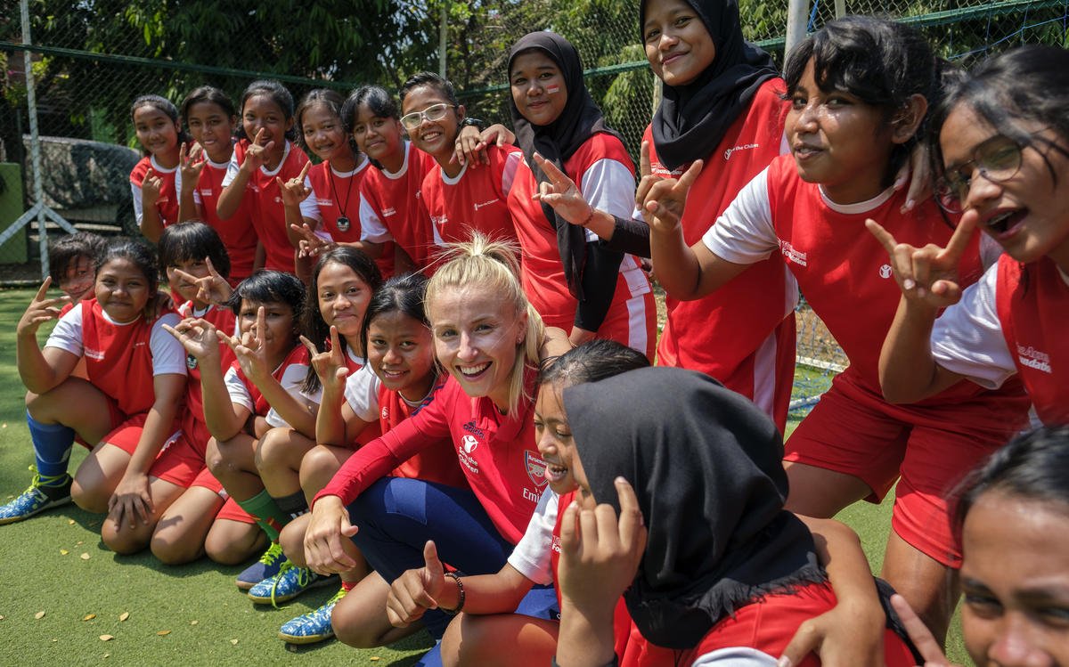 Leah Williamson visits Coach of Life programme