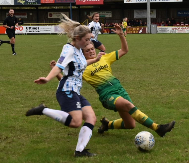 Norwich City edged Cambridge United 3-2.