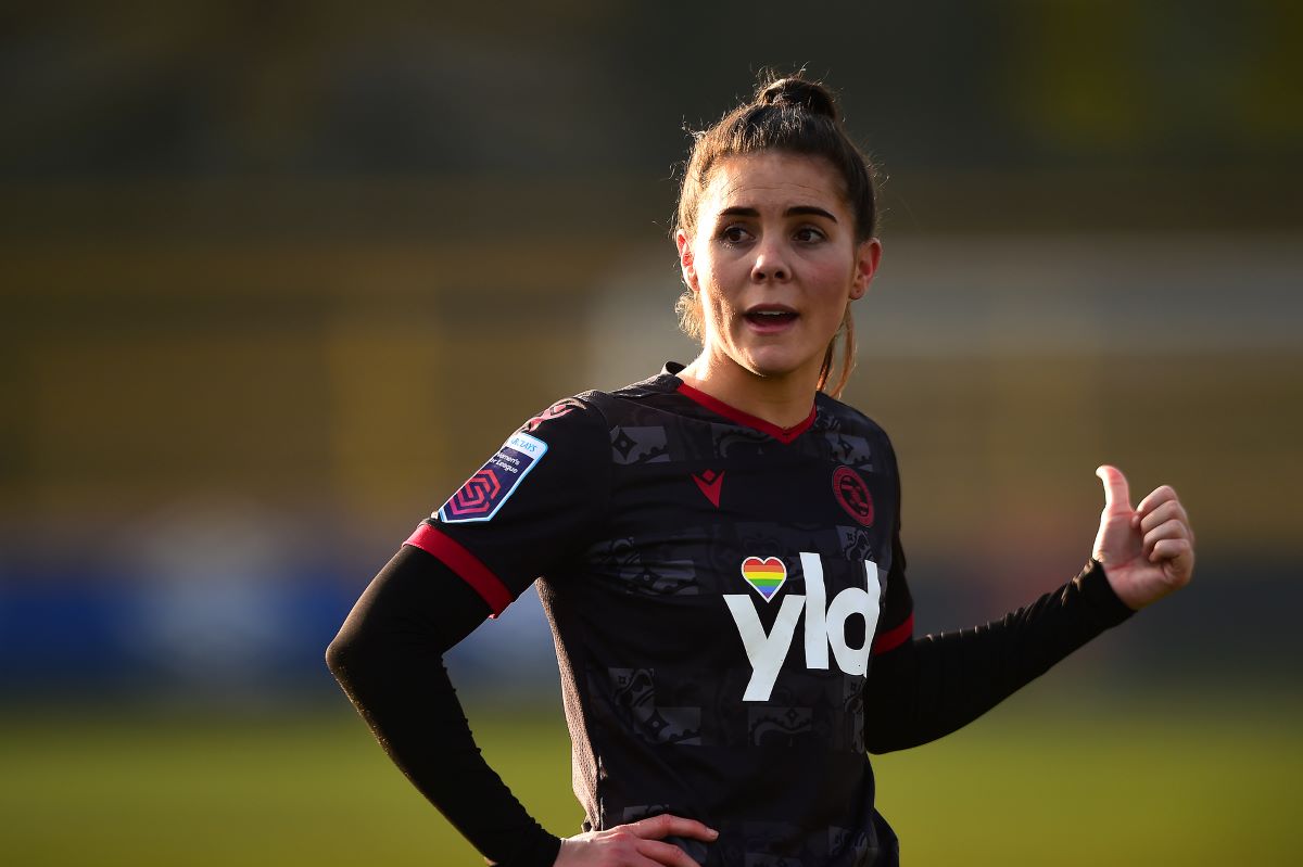 Reading's Brooke Chaplen extends contract