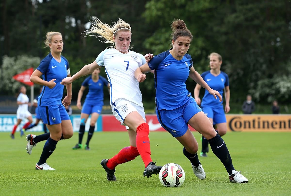 Emma Kelly playing for England U-19s