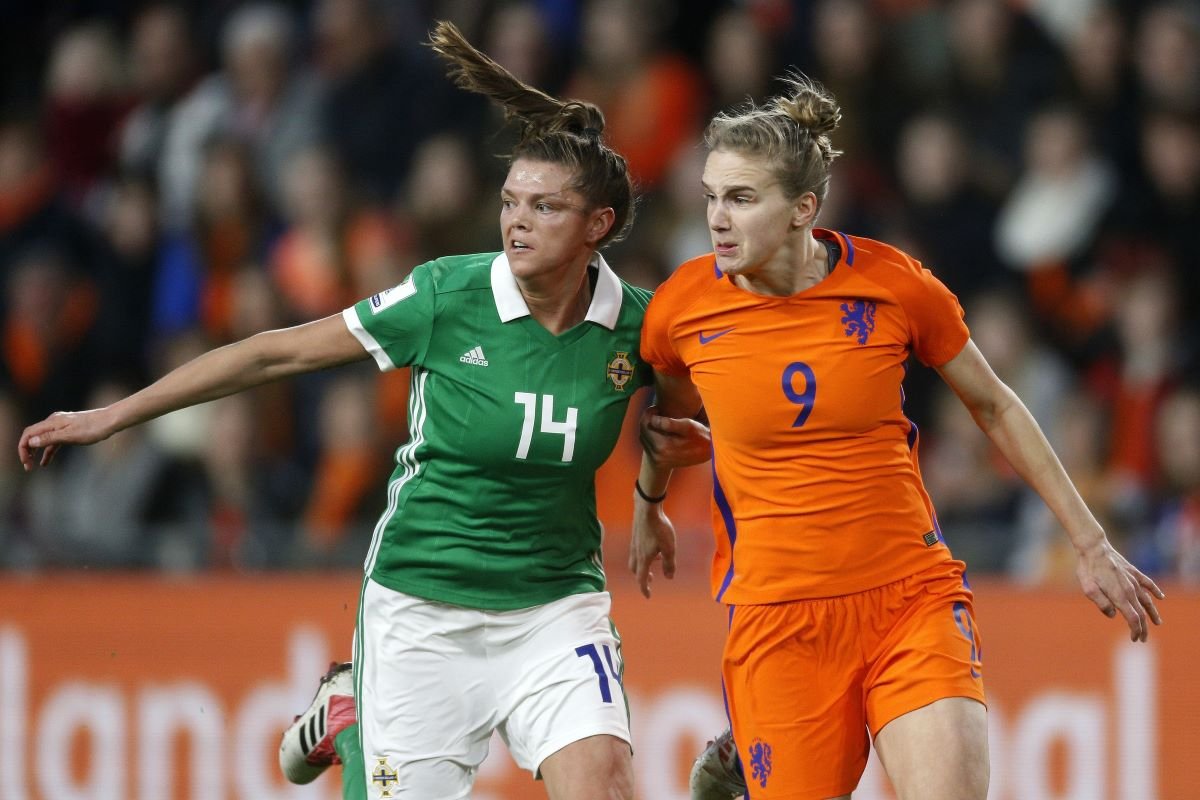 Northern ireland's Billie Simpson with Vivianne Miedema