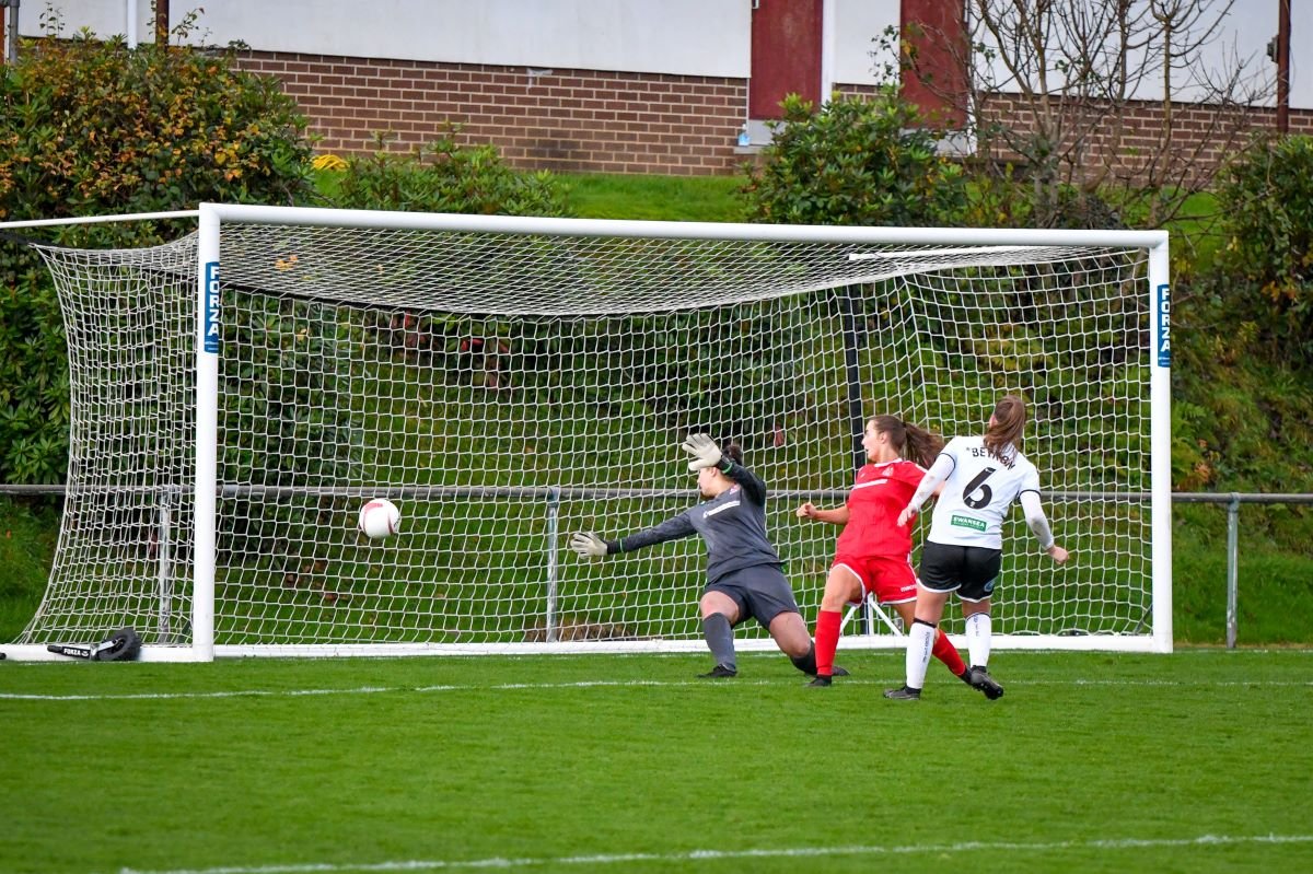 Emma Beynon scores