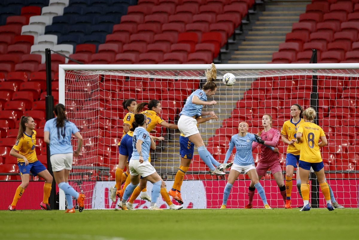 Sam Mewis heads home