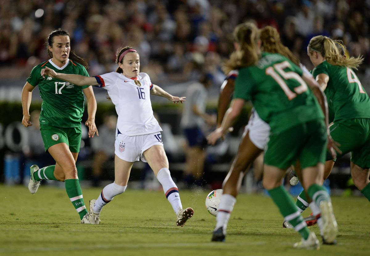 Rose Lavelle pursued by Niamh Farrelly (17)