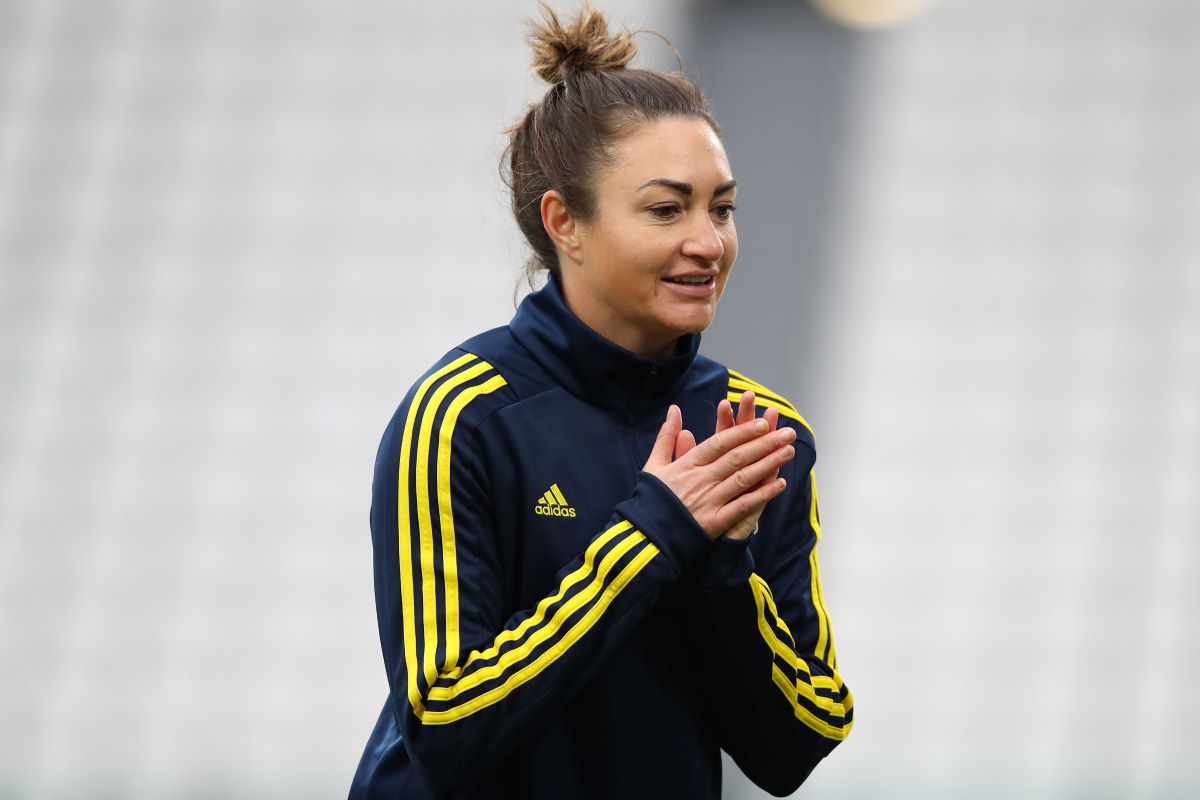 Lyon's Jodie Taylor extends deal