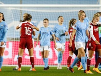 Manchester City Women and Arsenal shake hands