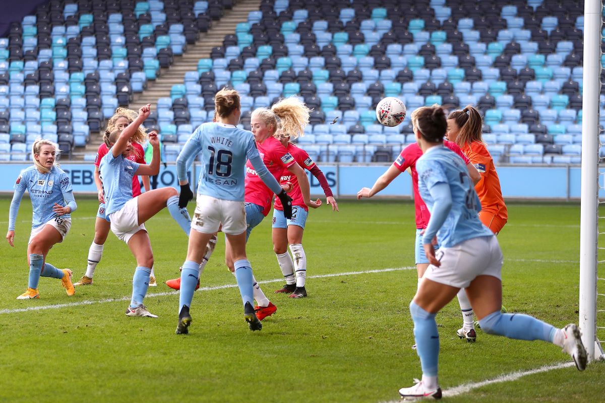 Manchester City's Georgia Stanway scores