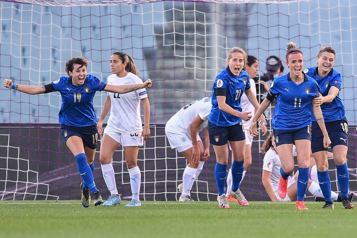 Italy players celebrate