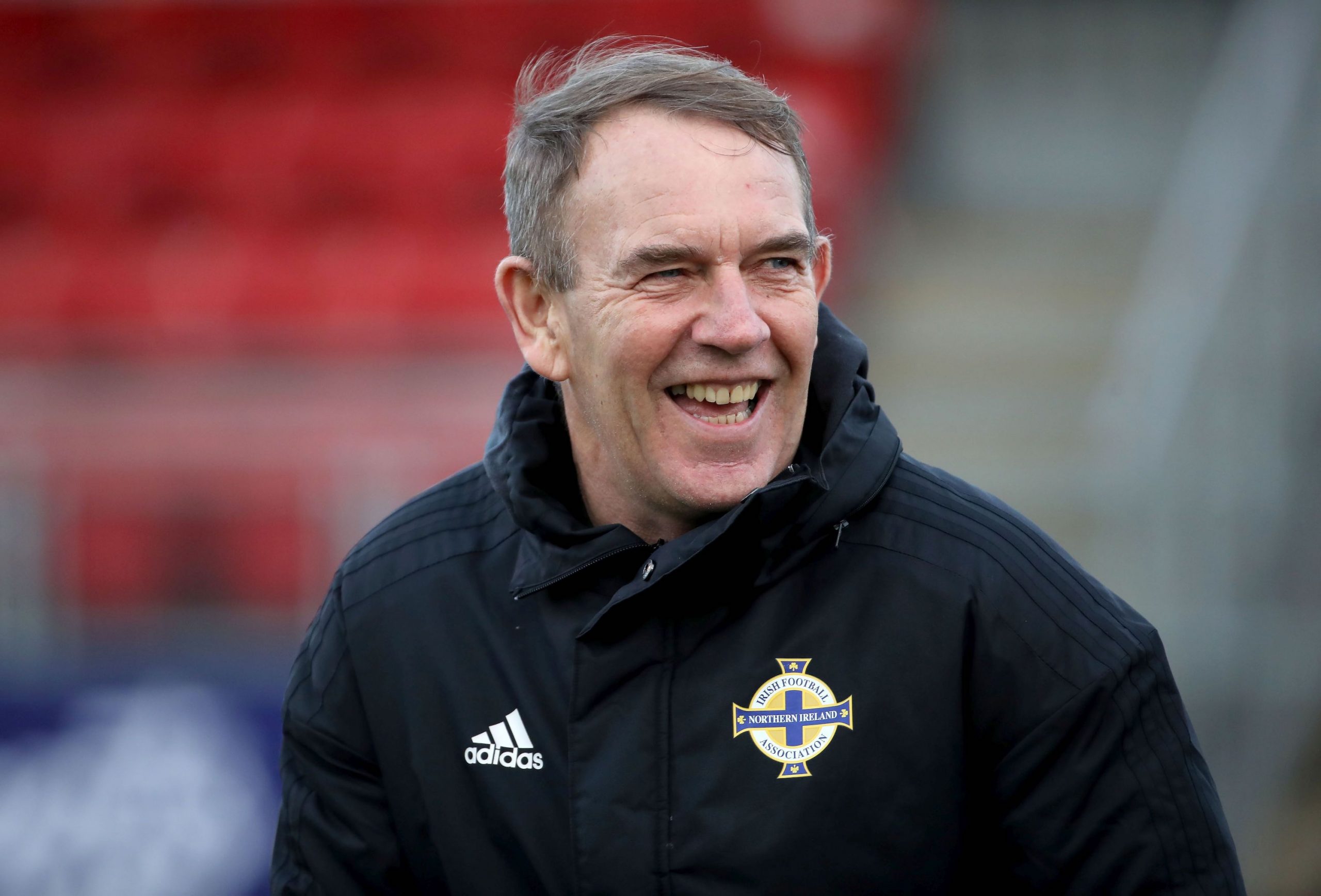 El jefe de NI, Kenny Shiels extiende contrato