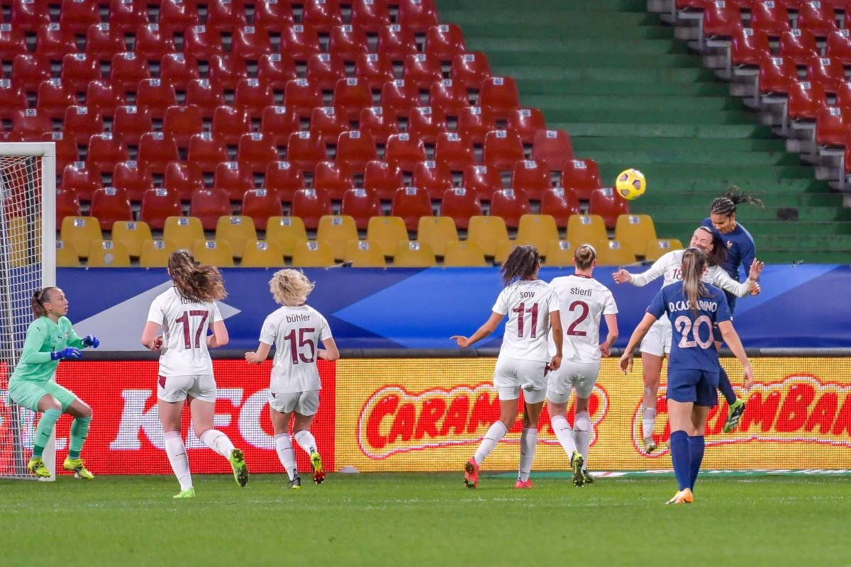 Wendie Renard scores for France