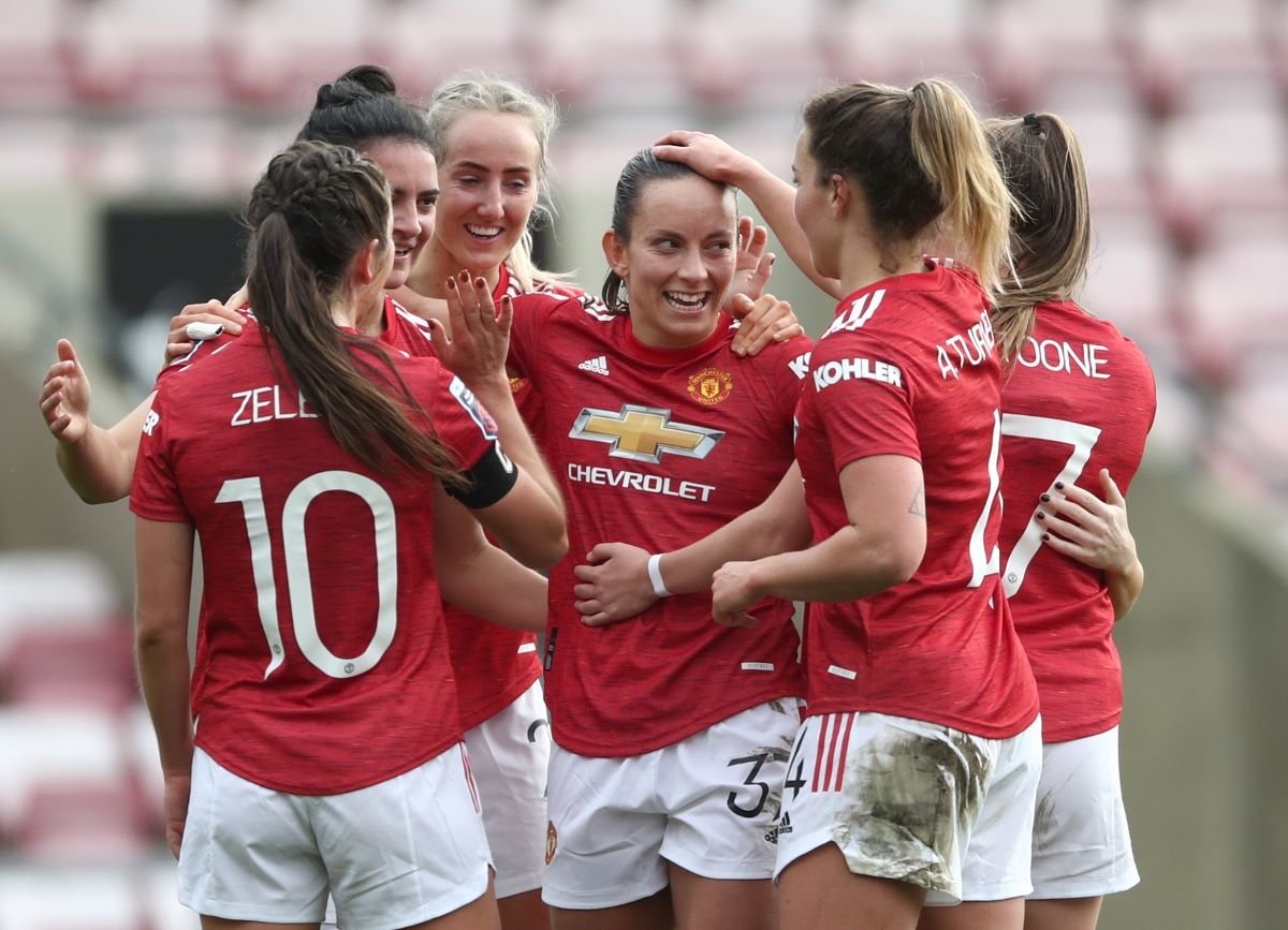 Man Utd players congratulate Jess Sigsworth on her goal