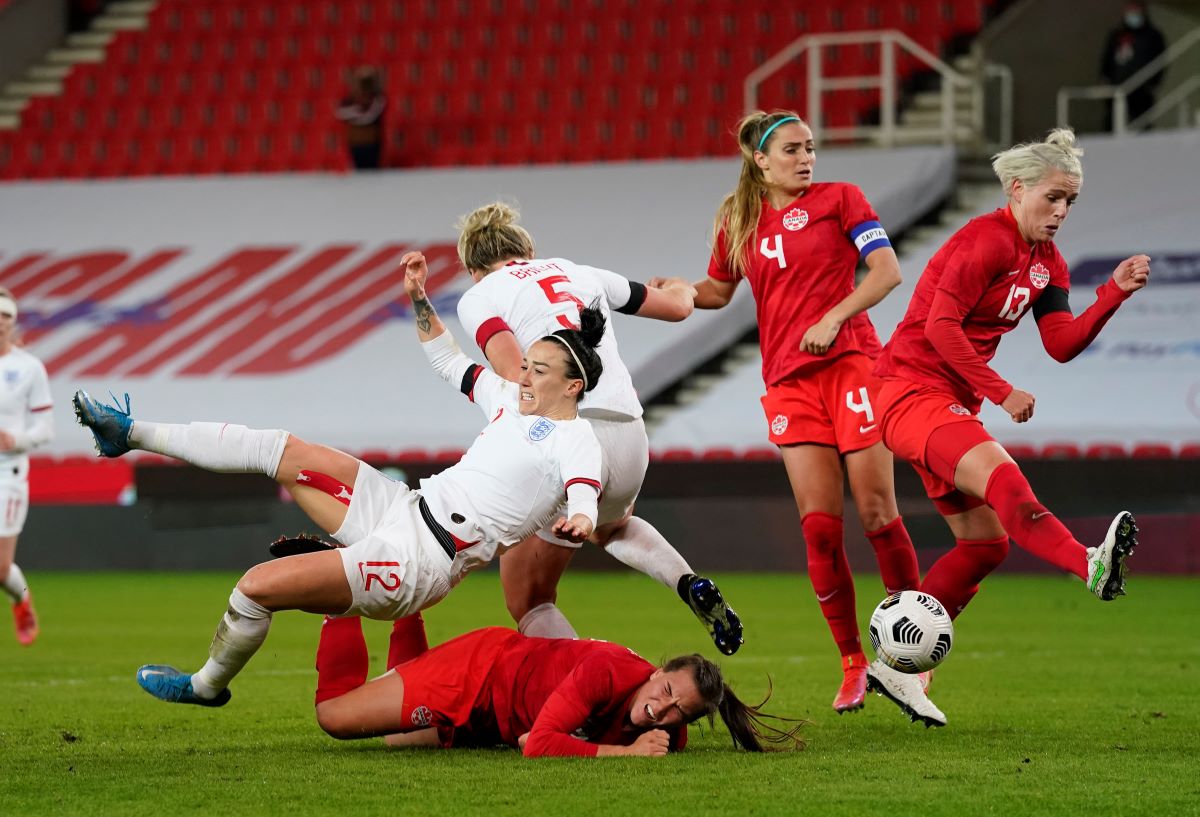 Lucy Bronze tries for a late consolation