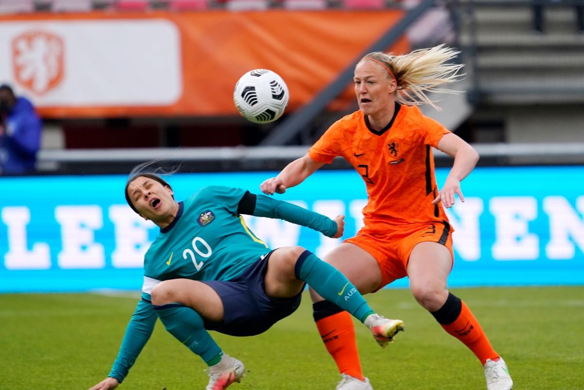 Netherlands thrash Australia