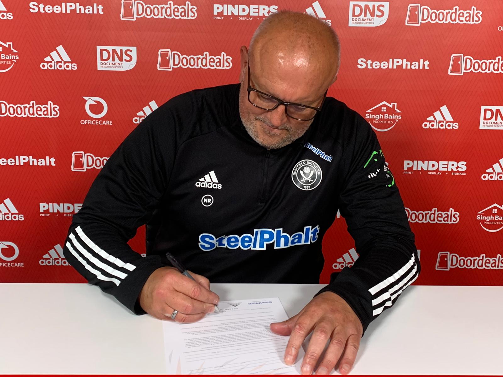 Sheffield United boos, Neil Redfearn, signs new deal