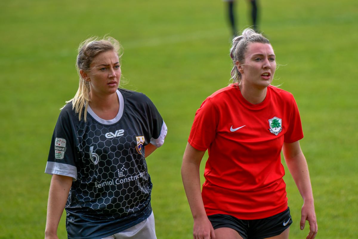 Jesci Hare de tres goles de Port Talbot Town y Alison Witts de dos goles de Cyncoed.