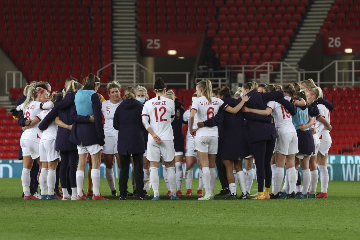 England huddle