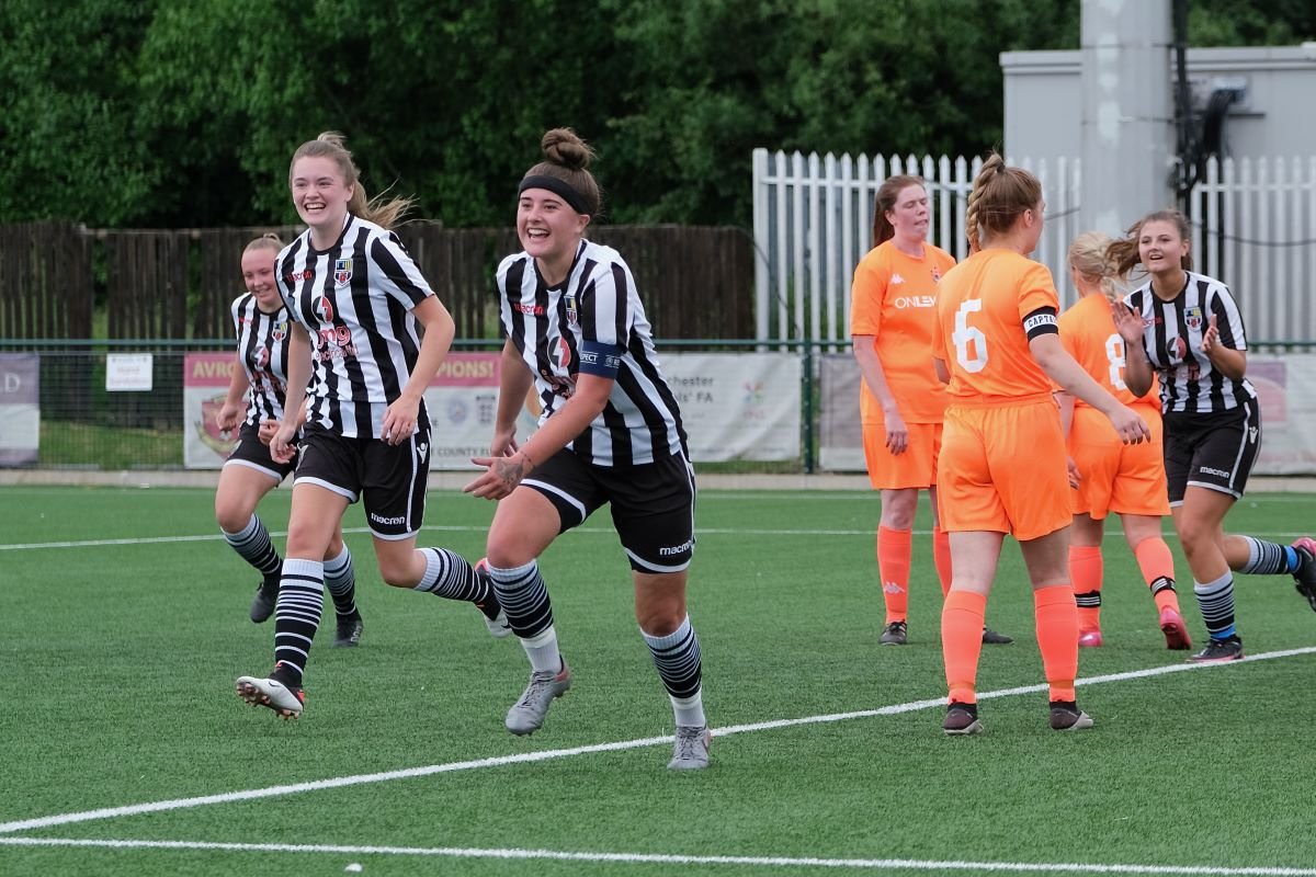 Las reservas de Chorley celebran un gol contra Mossley. 