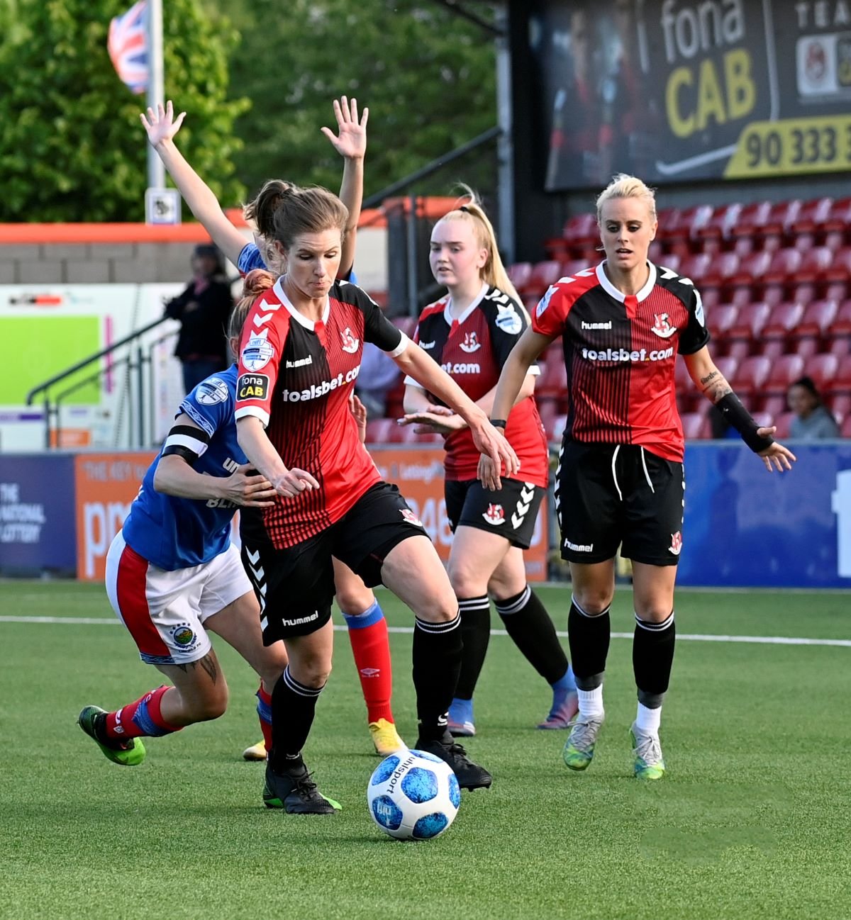 Crusaders Strikers en la acción de la Copa County Antrim