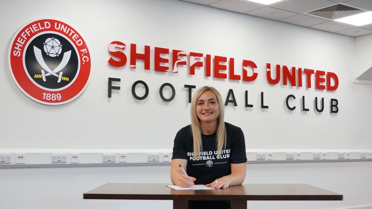 Sheffield United's Maddy Cusack commits