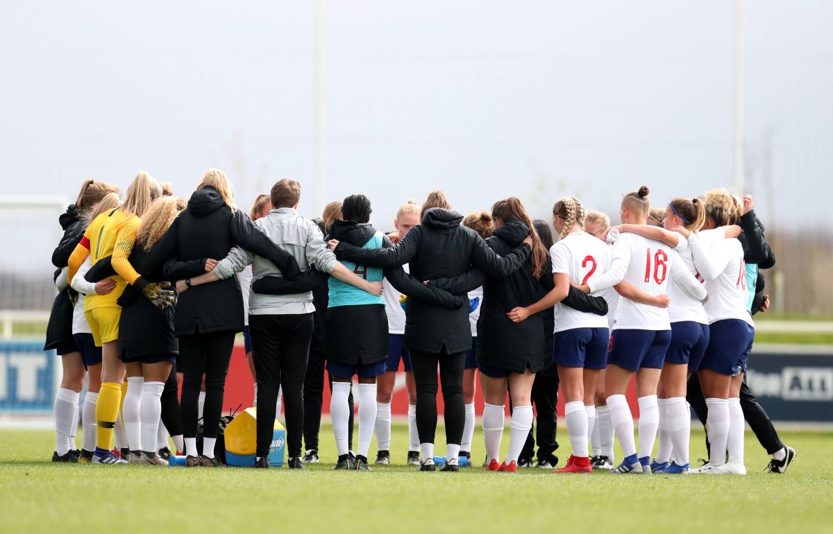 England U-19s in a huddle