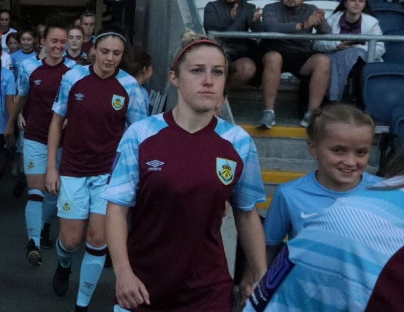 Burnley juega por el primer lugar en el último día de la temporada FAWNL