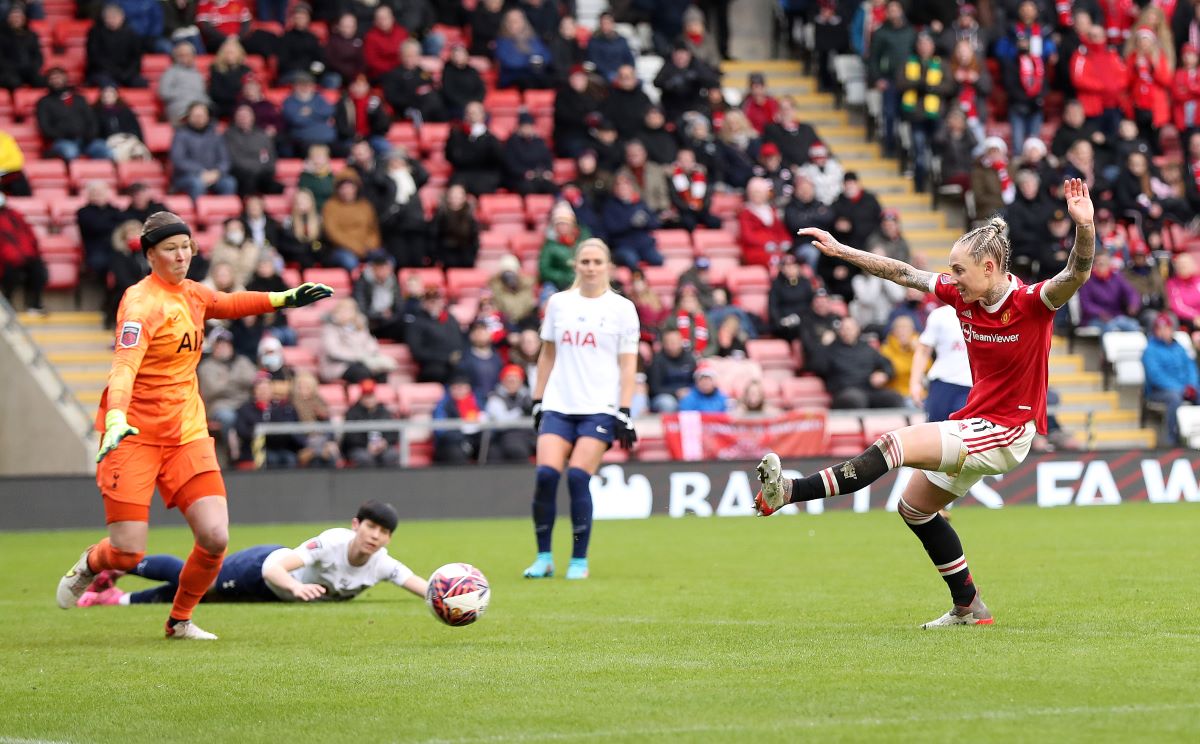 Leah Galton scores Man Utd's third v Spurs