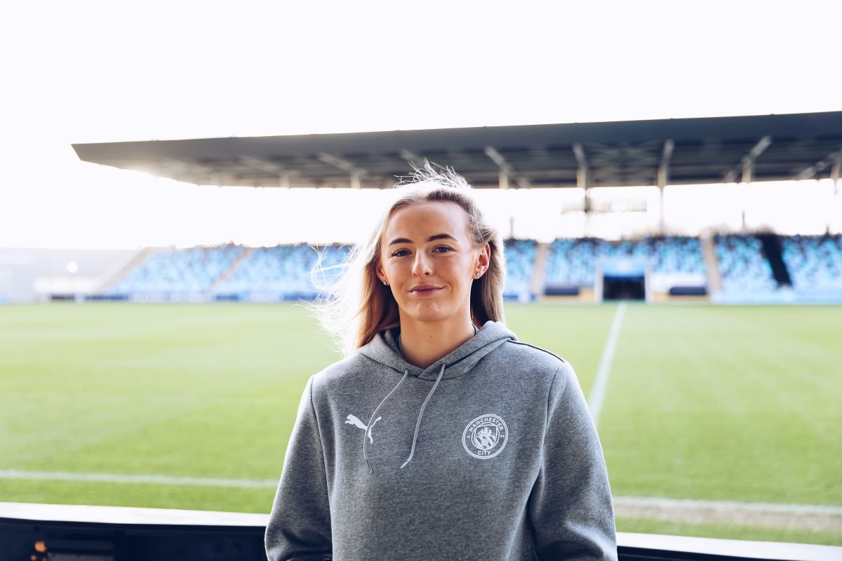 Man City's Chloe kelly signs new contract