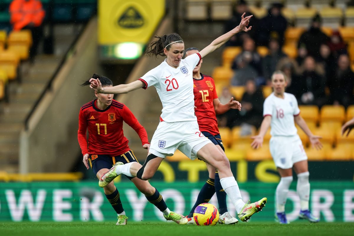 England's Jill Scott goes for goal