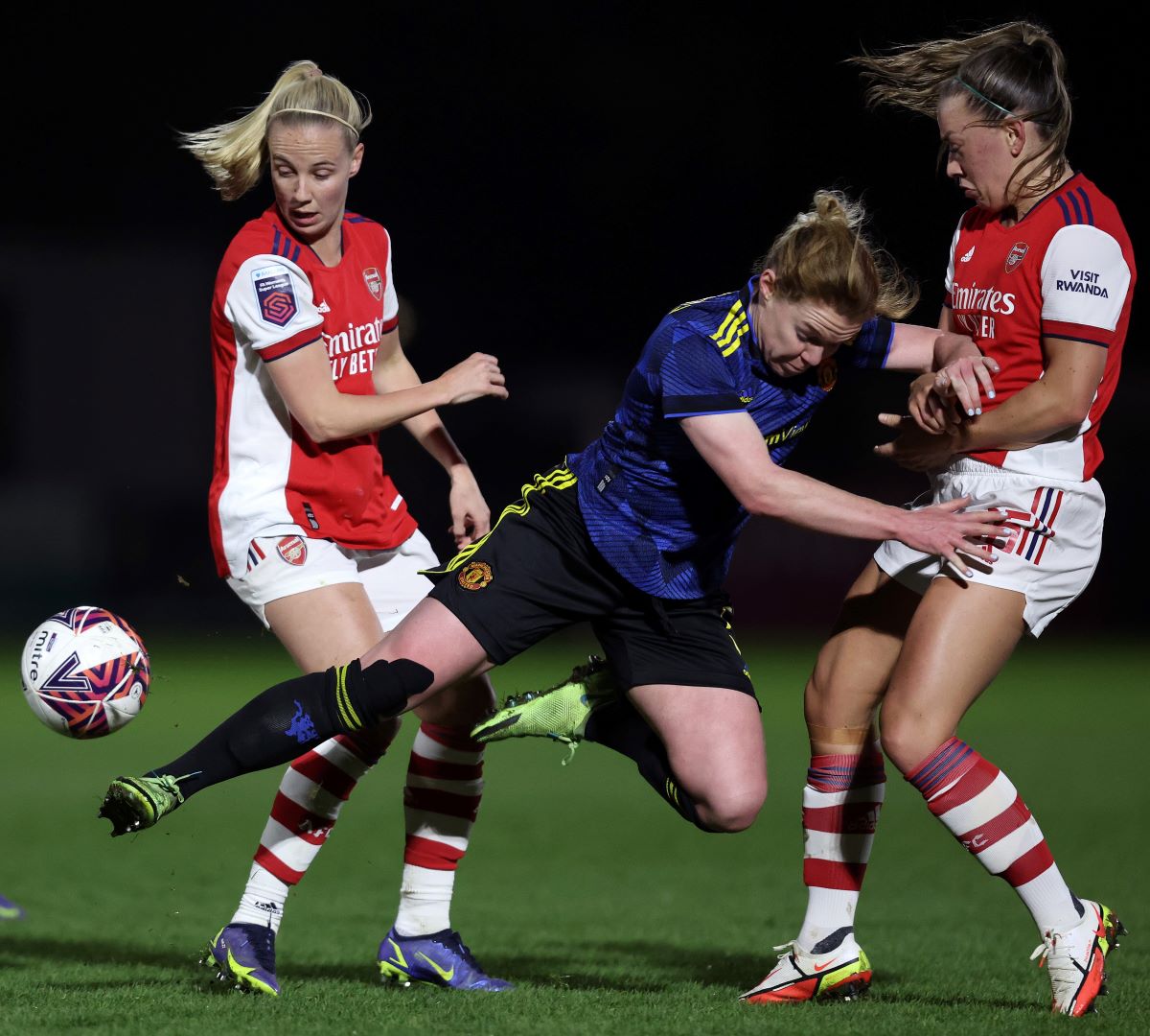 Arsenal host Manchester United afterlosing Conti Cup tie to their visitors