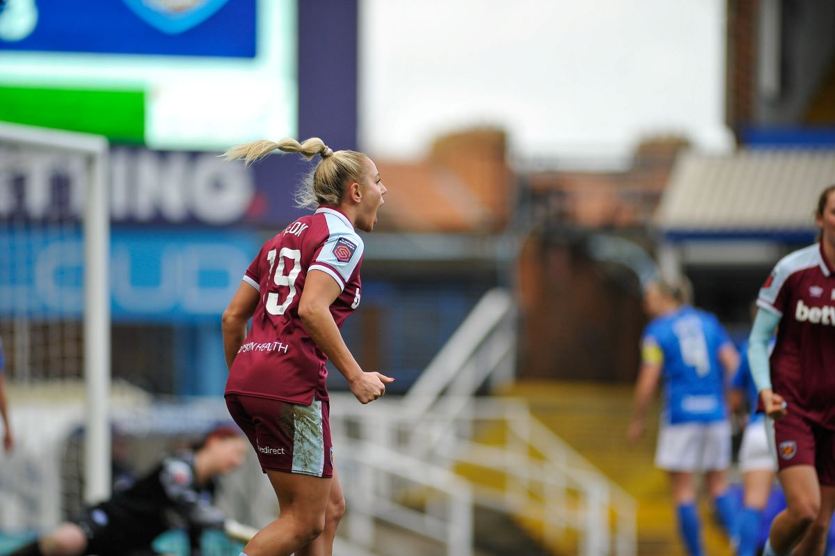 La goleadora del West Ham, Adriana León.