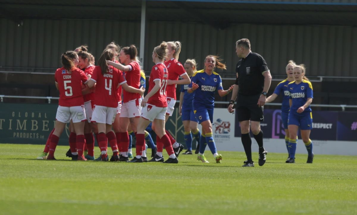 Nottingham Forest celebrate their FAWNL Plate winner