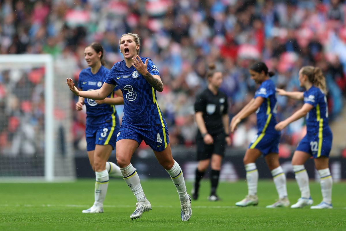 Chelsea's Millie Bright and Man City's Ellie Roebuck put club