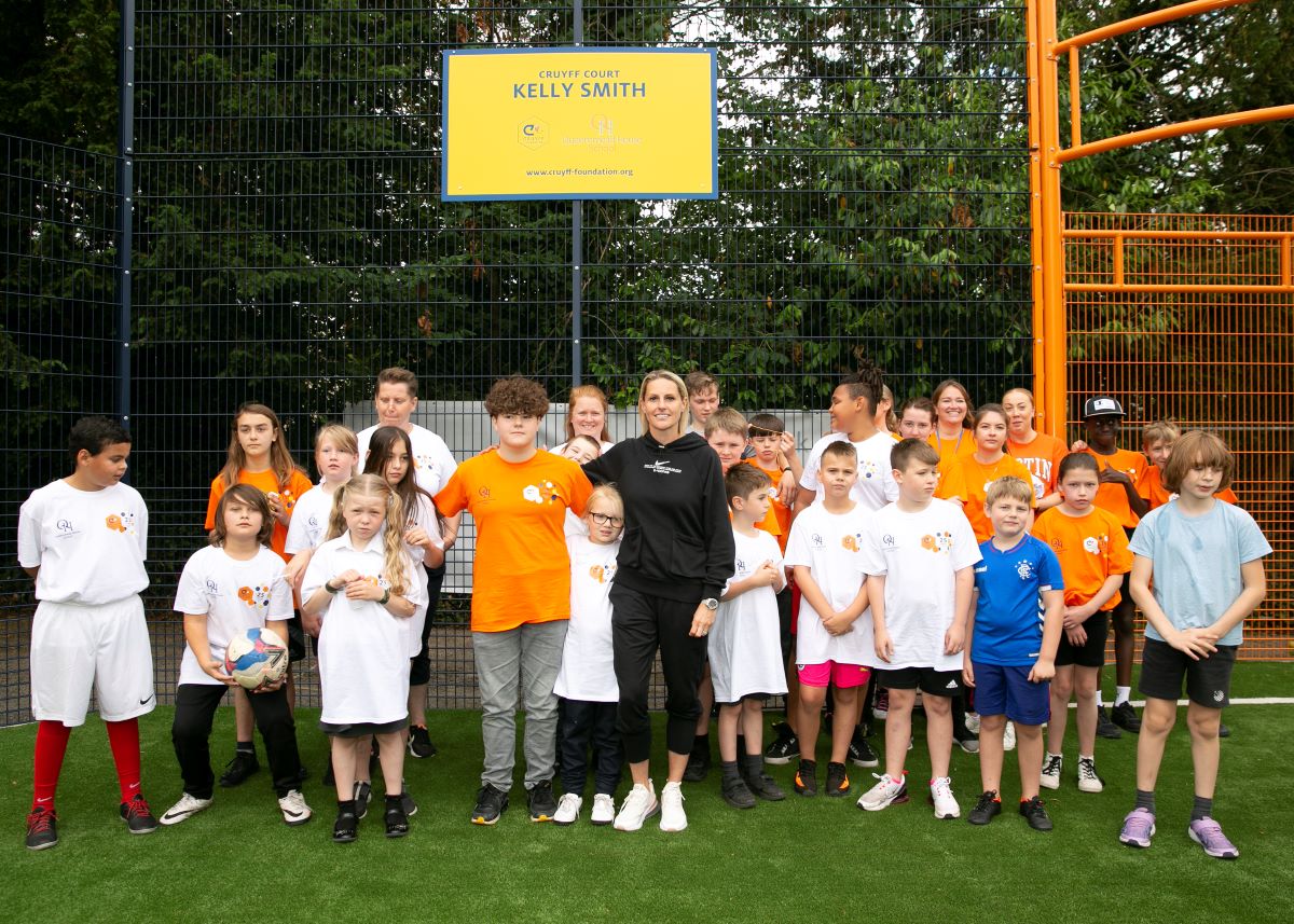 Kelly Smith inaugurando el Cruyff Court