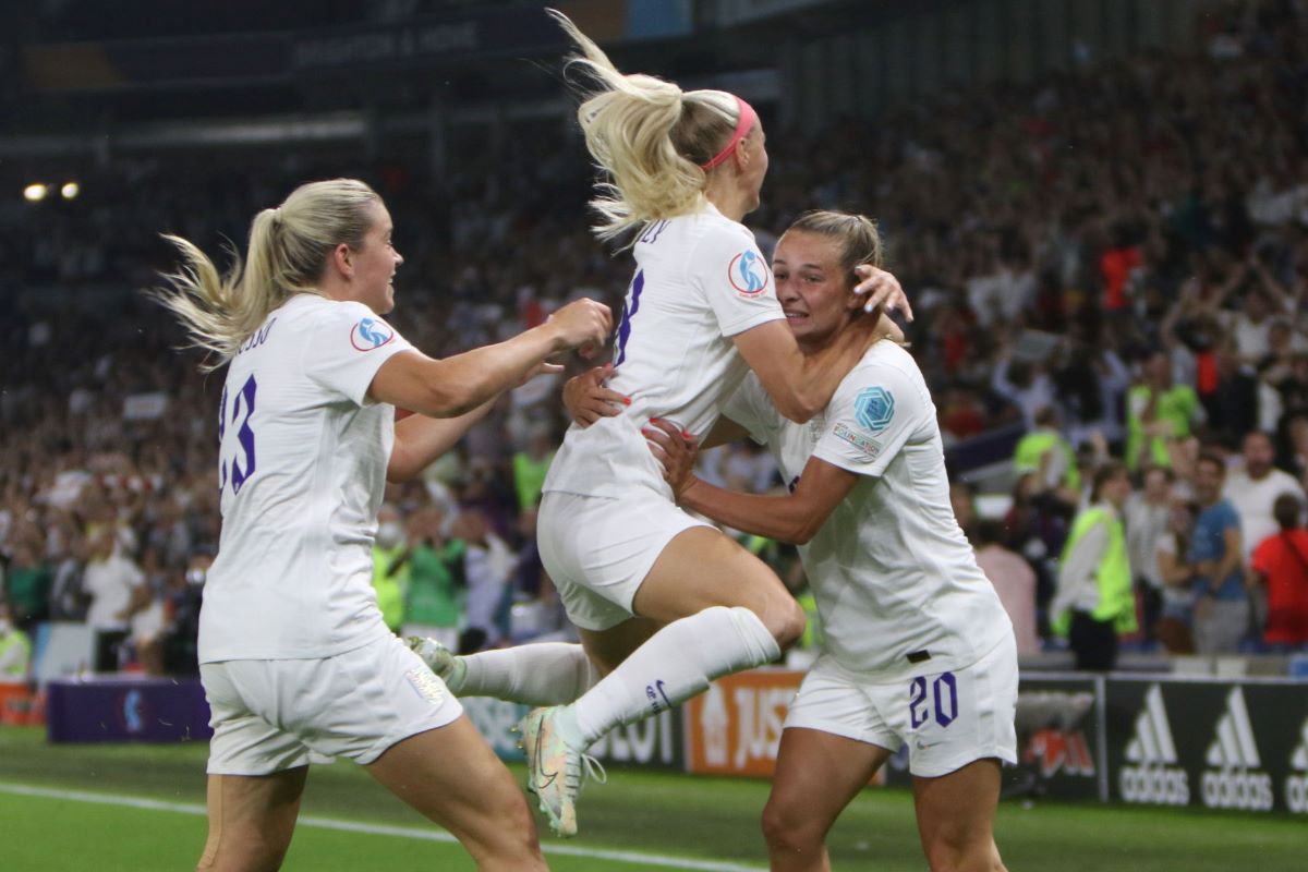 England edge Spain in extra time