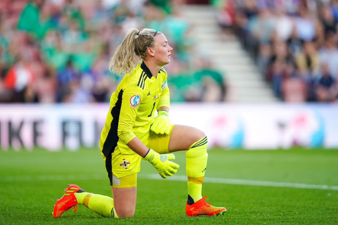 Bristol City have signed Northern Ireland international goalkeeper Jackie Burns