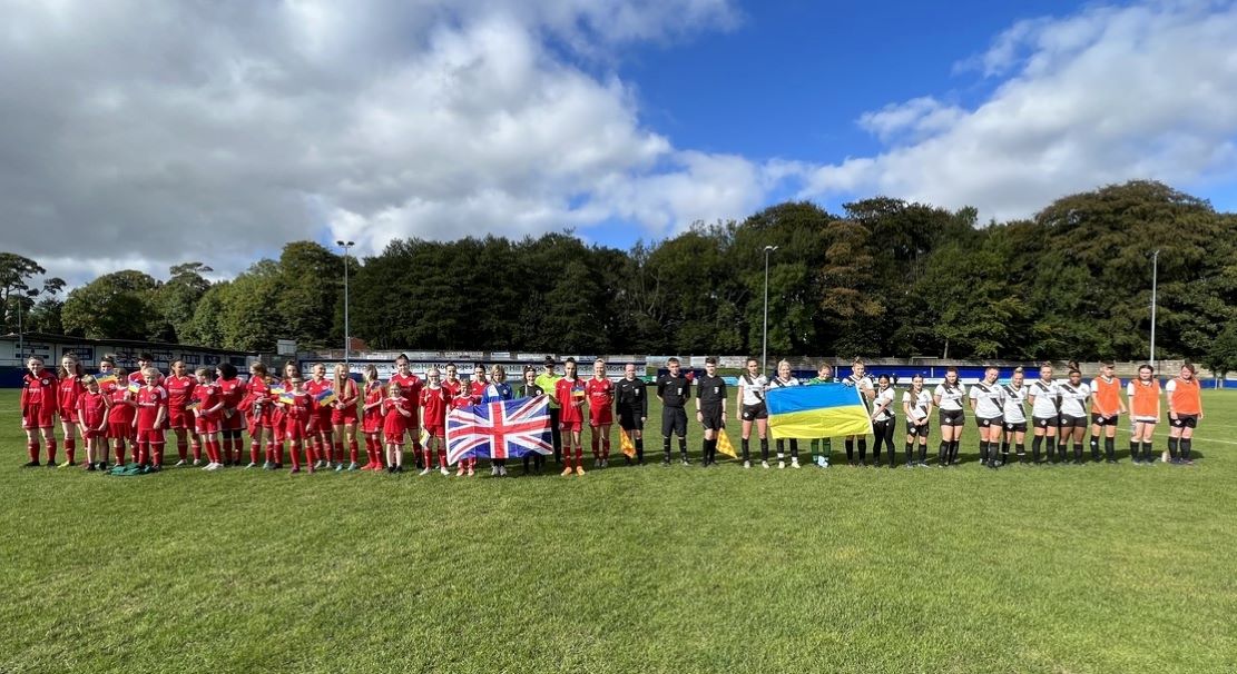 LAS MUJERES DE ACCRINGTON STANLEY INVITARON A LOS INVITADOS UCRANIANOS Y SUS FAMILIAS DE ANFITRIÓN