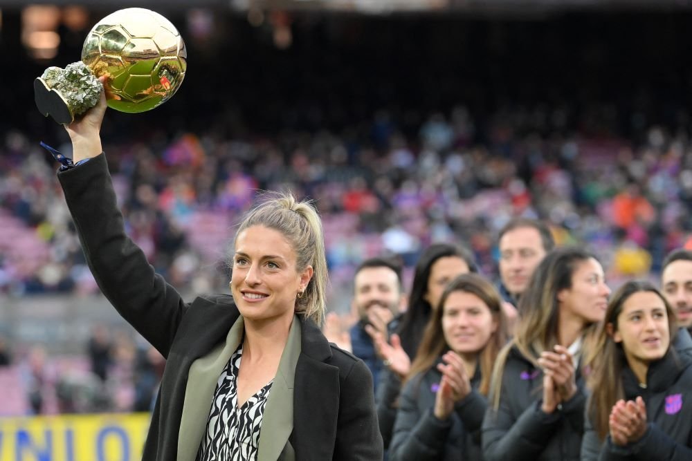 Alexia Putellas holds up the women's Ballon d'Or