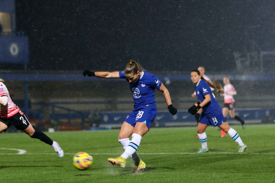 Barclays FA WSL: Chelsea go top, 20,000 watch Man Utd Women - SheKicks