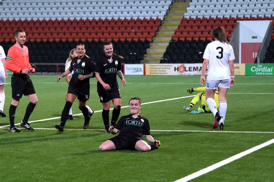 Hannah Markley celebrando para el FC Edimburgo.