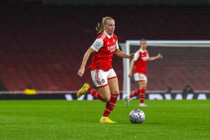 Arsenal's Beth Mead signs new deal.