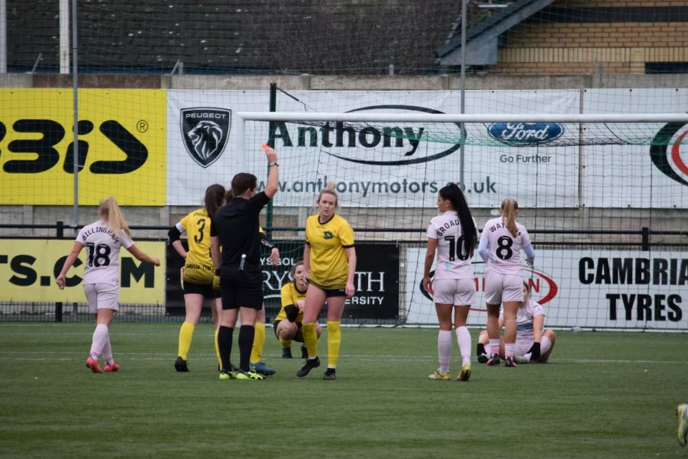 Kel Thomas de Aberystwyth recibe una tarjeta roja contra Cardiff City