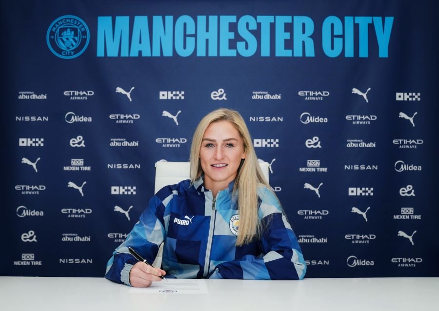 Manchester City Women's Laura Coombs signs contract extension