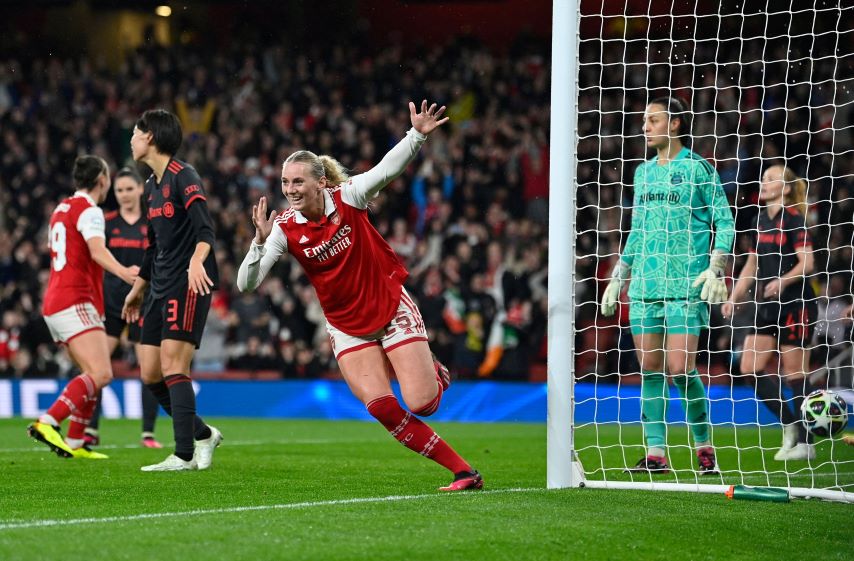 La delantera sueca del Arsenal Stina Blackstenius celebra