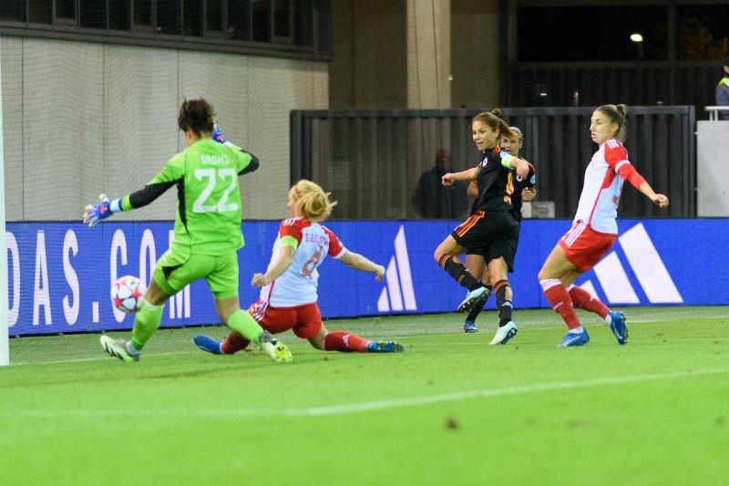 FC Bayern Munich v AS Roma - UEFA Womens Champions League - FC Bayern Campus