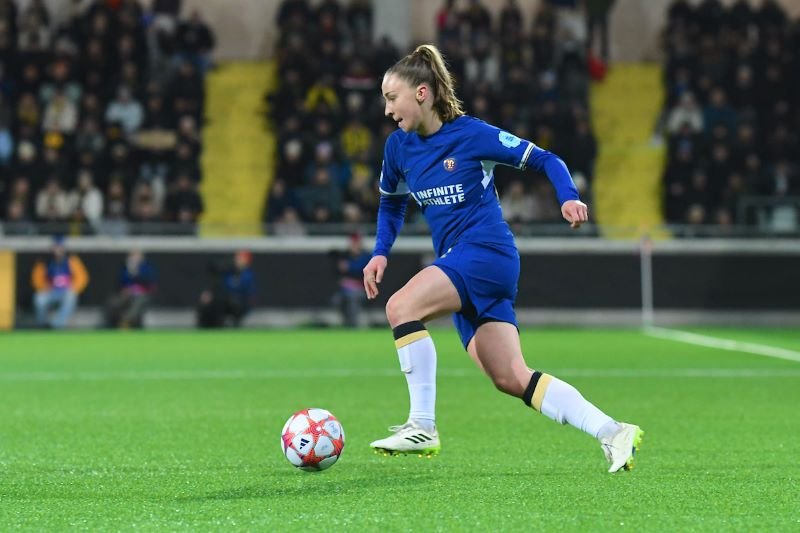 Chelsea Women's Niamh Charles signs new deal