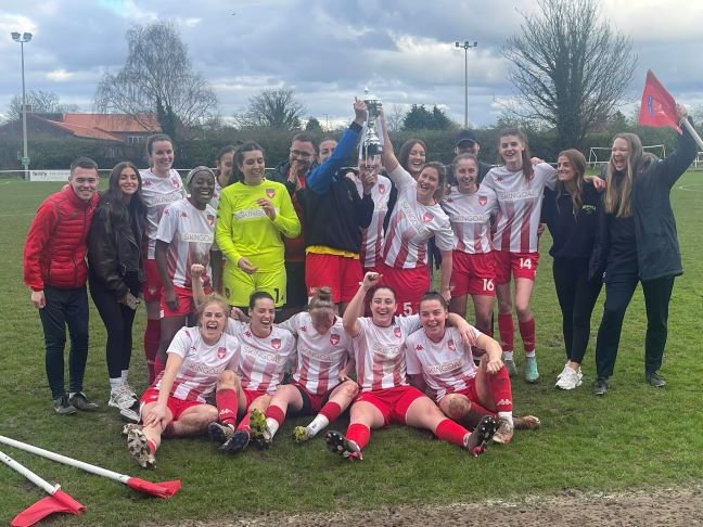 Cheadle Town Stingers celebra el título de la liga regional femenina del noroeste