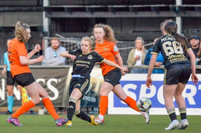 Crusaders Strikers contra Mid Ulster.  Premiership femenina de Sports Direct NIFL